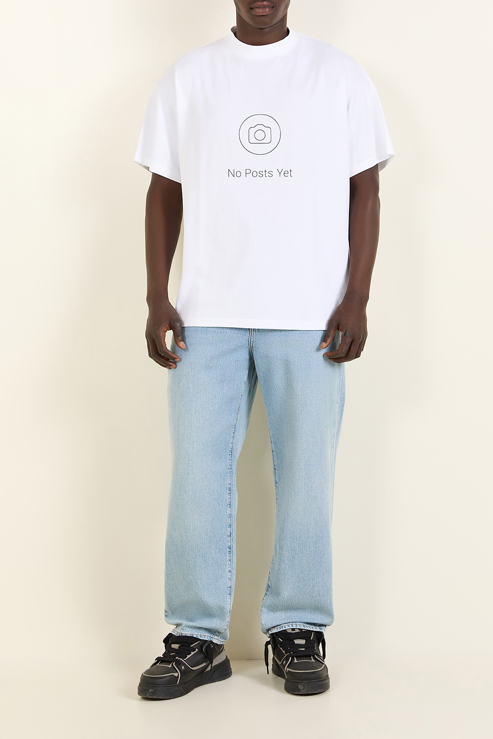 תמונת כל הלוק של חולצת טי